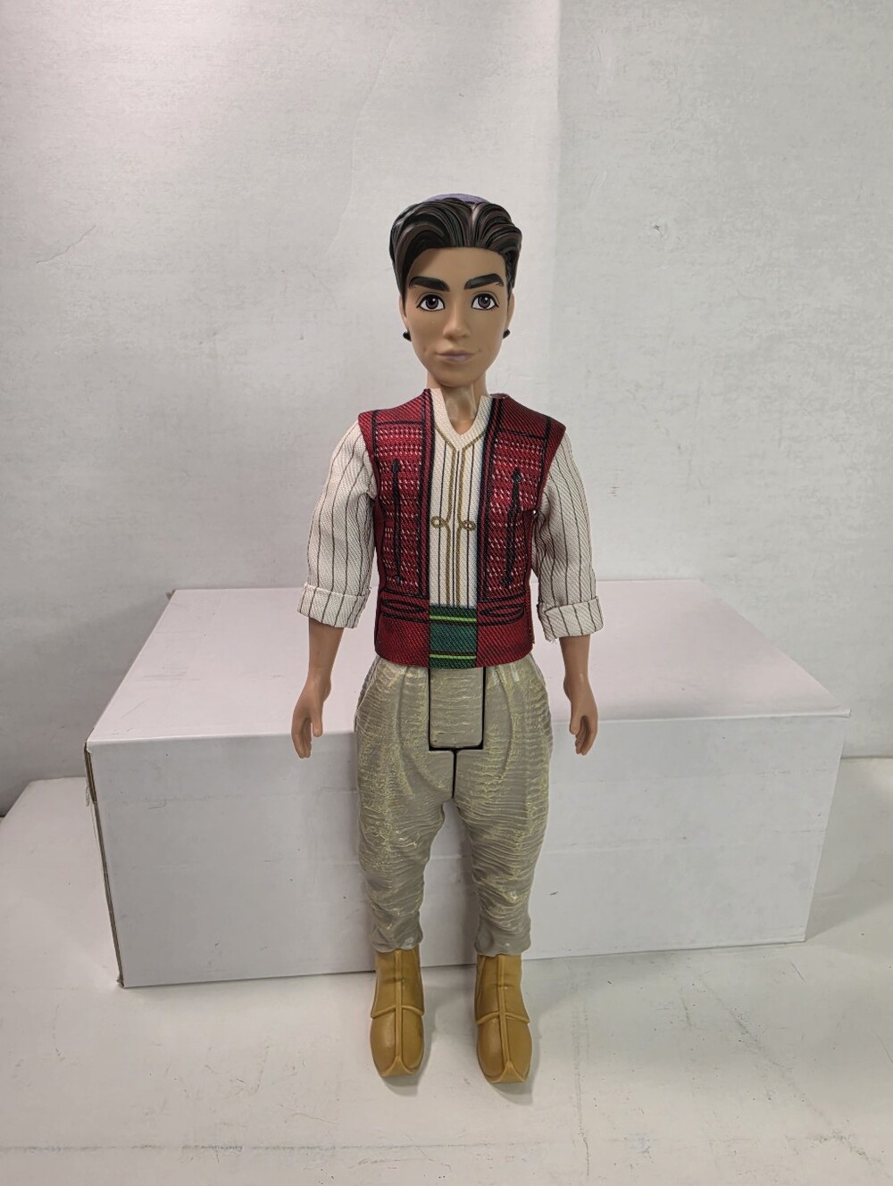 Hasbro 2018 Mattel Disney Aladdin 11"  Deluxe Fashion Doll w/ Shirt.